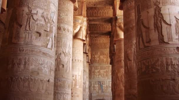 Vacker interiör i templet Dendera eller templet Hathor. Egypten, Dendera, forntida egyptiska templet nära staden Ken. — Stockvideo