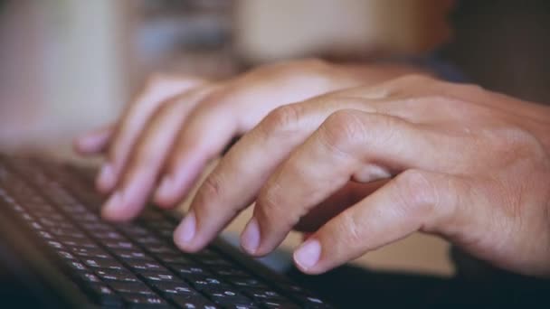 Hombre escribiendo en el teclado. manos de un joven de cerca — Vídeos de Stock