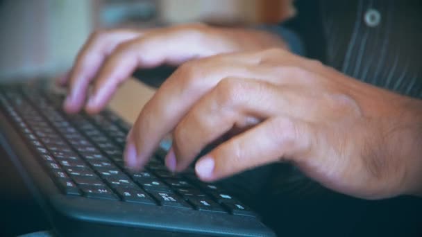 Hombre escribiendo en el teclado. manos de un joven de cerca — Vídeo de stock