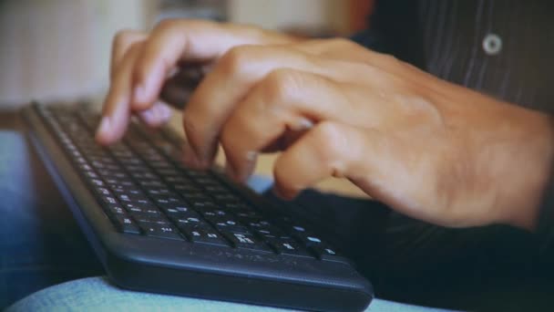 Hombre escribiendo en el teclado. manos de un joven de cerca — Vídeos de Stock