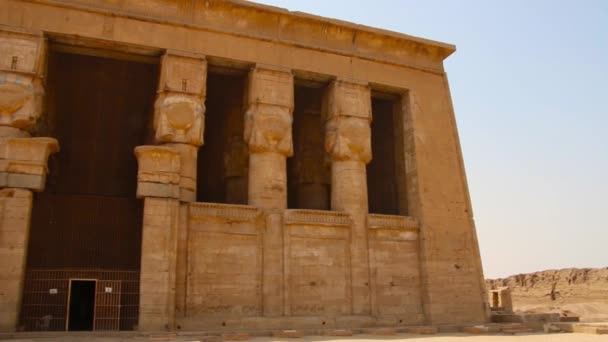 Piękny starożytnej świątyni Dendera lub świątyni Hathor. Egipt, Dendera, starożytna egipska świątynia w pobliżu miasta Ken. — Wideo stockowe