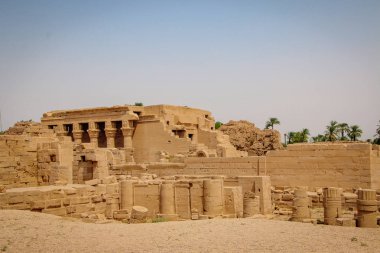Dendera güzel antik tapınak veya Hathor Tapınağı kalıntıları. Mısır, Dendera, Ken kenti yakınındaki bir antik Mısır Tapınağı.