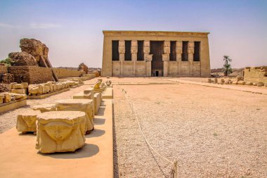 Dendera güzel antik tapınak veya Hathor Tapınağı kalıntıları. Mısır, Dendera, Ken kenti yakınındaki bir antik Mısır Tapınağı.