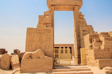 Dendera güzel antik tapınak veya Hathor Tapınağı kalıntıları. Mısır, Dendera, Ken kenti yakınındaki bir antik Mısır Tapınağı.