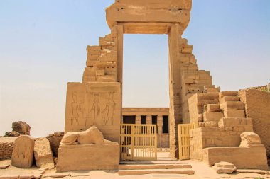 Dendera güzel antik tapınak veya Hathor Tapınağı kalıntıları. Mısır, Dendera, Ken kenti yakınındaki bir antik Mısır Tapınağı.