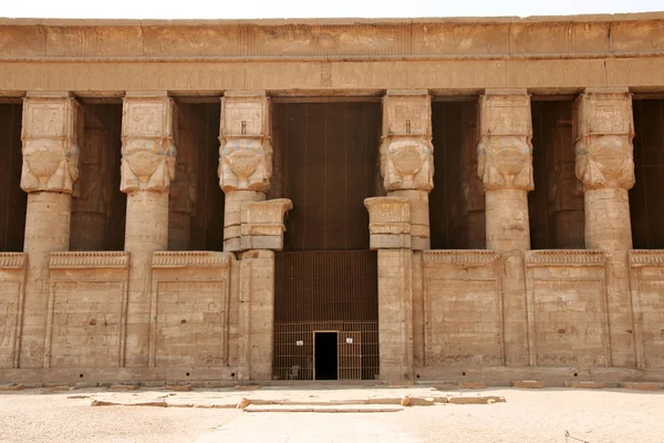美しい古代寺院のデンデラのハトホル神殿遺跡 エジプト デンデラ ケンの都市の近くの古代エジプトの寺院 — ストック写真