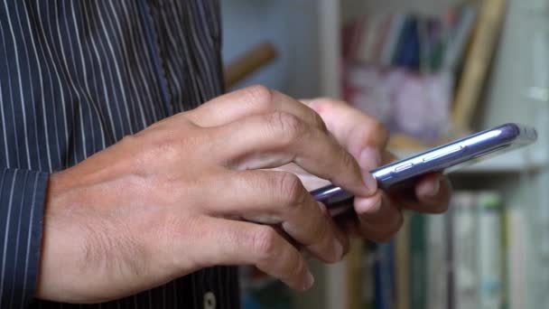 Modern mobiltelefon egy közeli férfi kezében.. — Stock videók