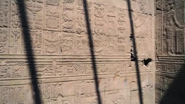 Krásný interiér chrámu Dendera nebo chrámu Hathor. Egypt, Dendera, starověký egyptský chrám v blízkosti města Ken — Stock video