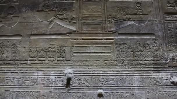 Beautiful interior of the Temple of Dendera or the Temple of Hathor. Egypt, Dendera, Ancient Egyptian temple near the city of Ken — Stock Video