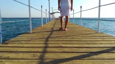 Adam sakin bir şekilde iskele denize girer.