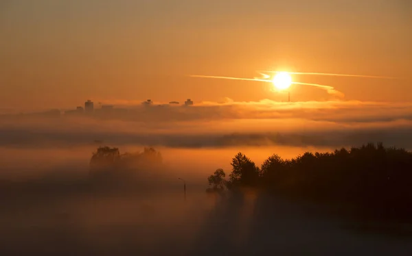 Strahlend Schöne Morgendämmerung Die Sonne Geht Über Der Stadt Auf — Stockfoto