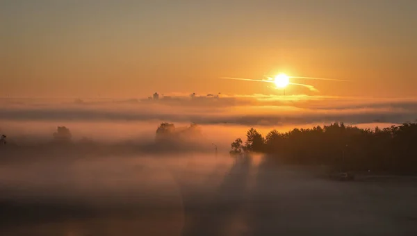 Strahlend Schöne Morgendämmerung Die Sonne Geht Über Der Stadt Auf — Stockfoto