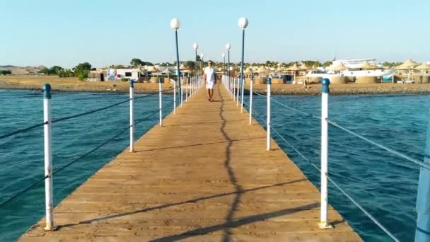 Hombre Camina Tranquilamente Largo Del Muelle Hacia Mar — Vídeo de stock