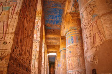 Güzel antik Medine-Habu Tapınağı. Mısır, Luxor