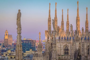 Milan, kenti Duomo terasından akşam.