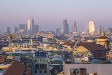 Milan, kenti Duomo terasından akşam.