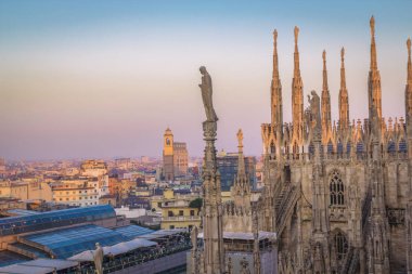 Milan, kenti Duomo terasından akşam.