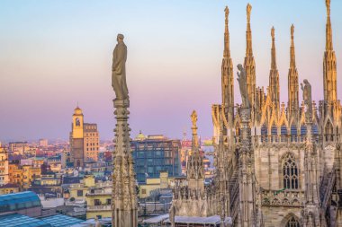 Milan, kenti Duomo terasından akşam.