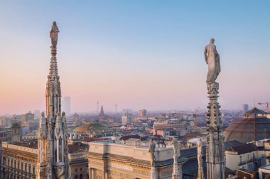 Milan, kenti Duomo terasından akşam.
