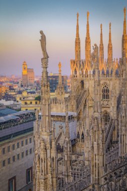 Milan, kenti Duomo terasından akşam.