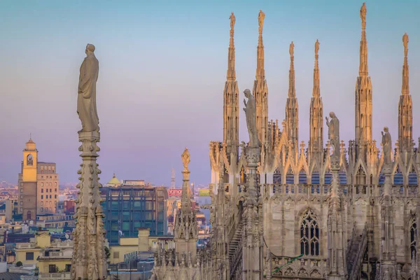 Milan, kenti Duomo terasından akşam.