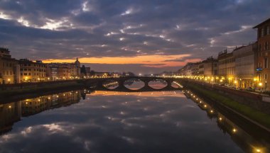Ortaçağ köprünün Carriya Arno Nehri, günbatımı manzara üzerinde. Görünüm üzerinden sahil Floransa'da Arno Nehri'nin.