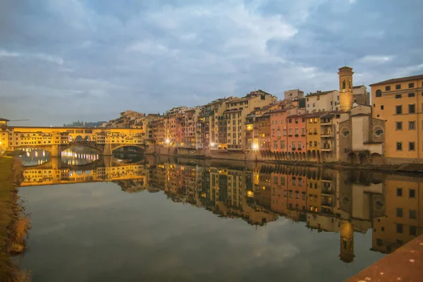 Ortaçağ Köprü Ponte Vecchio Arno Nehri Günbatımı Manzara Üzerinde Görünüm — Stok fotoğraf