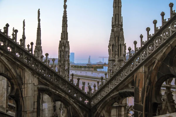 Statues Éléments Décoratifs Sur Toit Duomo Soirée Milan Vue Sur — Photo