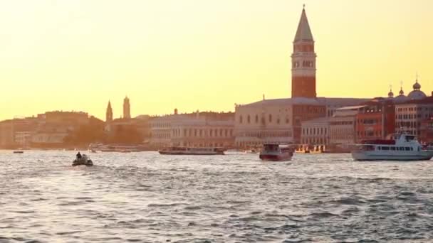 Statki Łodzie Pływają Wzdłuż Canale Grande Wenecji Włochy — Wideo stockowe