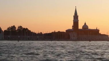 Venedik, İtalya Grand Canal boyunca tekneler ve zevk tekne yelken.