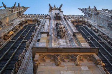 Cephe, heykeller ve Milano Duomo çatısında dekoratif elemanlar.