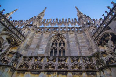 Cephe, heykeller ve Milano Duomo çatısında dekoratif elemanlar.
