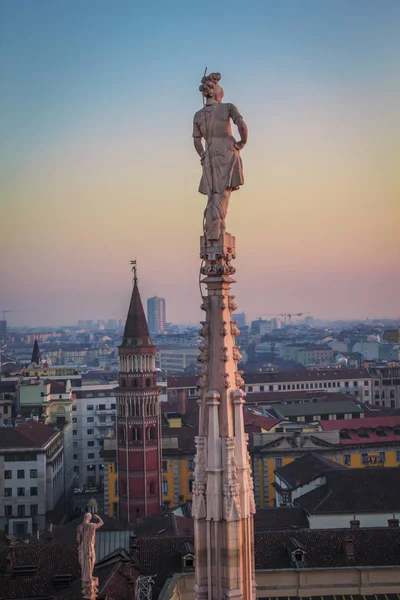 彫像やドゥオーモの屋根の上の装飾的な要素 夜のミラノのドゥオーモのテラスからは市街の眺め — ストック写真