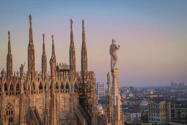 Statyer Och Dekorativa Element Taket Till Duomo Kvällen Milano Utsikt — Stockfoto