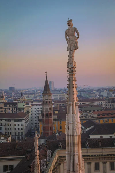 彫像やドゥオーモの屋根の上の装飾的な要素 夜のミラノのドゥオーモのテラスからは市街の眺め — ストック写真