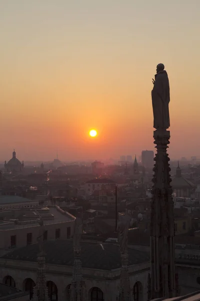 Statyer Och Dekorativa Element Taket Till Duomo Kvällen Milano Utsikt — Stockfoto