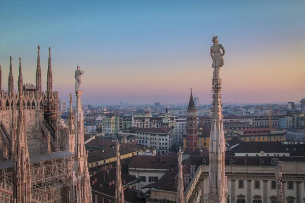 Estatuas Elementos Decorativos Techo Del Duomo Noche Milán Vista Ciudad — Foto de Stock