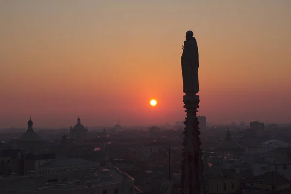 Statuen Und Dekorative Elemente Auf Dem Dach Des Doms Abend — Stockfoto