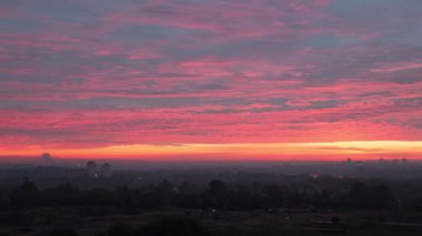 Güzel şafak şehri sis yerden taşır.