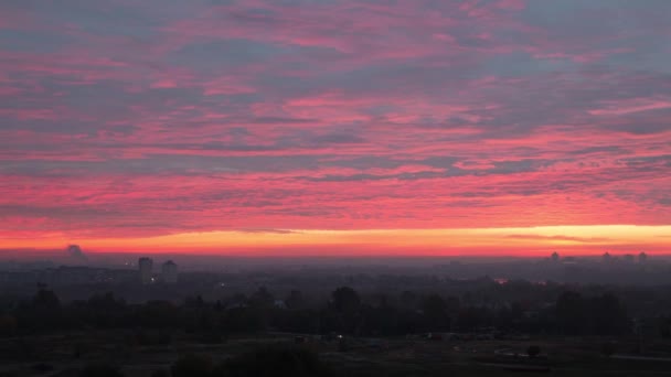 Hermoso Amanecer Sobre Ciudad Niebla Mueve Por Encima Del Suelo — Vídeo de stock