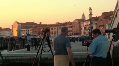 Venice, İtalya - Kasım 2018: Fotoğrafçılar bir grup ateş renkli bir gün batımı Venedik Rıhtımlar üzerinde.