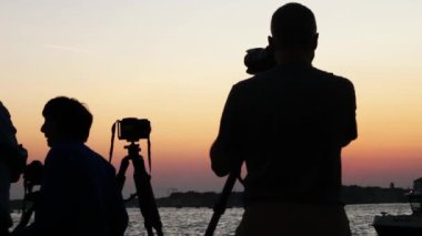 Venice, İtalya - Kasım 2018: Fotoğrafçılar bir grup ateş renkli bir gün batımı Venedik Rıhtımlar üzerinde.