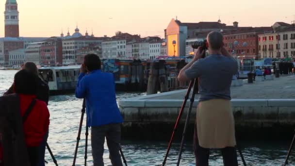 Venice Itália Novembro 2018 Grupo Fotógrafos Fotografa Pôr Sol Colorido — Vídeo de Stock