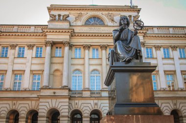 Nicolaus Copernicus Varşova anıt. Heykel Stashitsa Sarayı önünde ayarla.