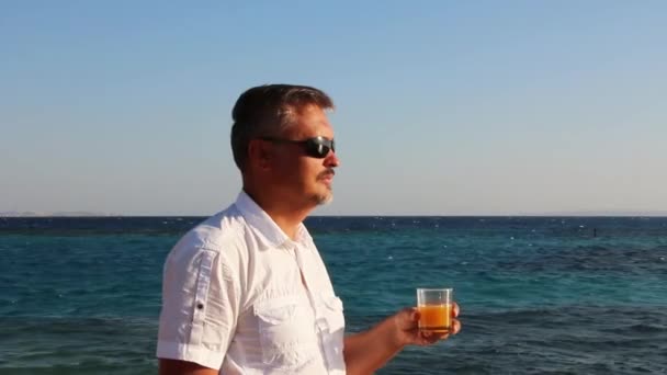 Uomo Che Beve Delizioso Succo Arancia Bicchiere — Video Stock