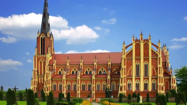 Antigua iglesia gótica en Gervyaty en Bielorrusia — Vídeos de Stock