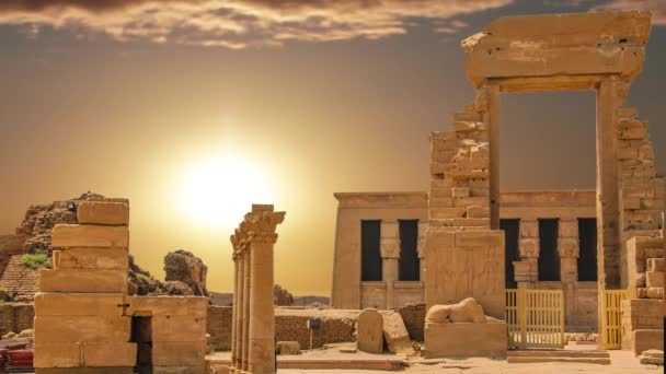 美しい古代寺院のデンデラのハトホル神殿遺跡。エジプト — ストック動画
