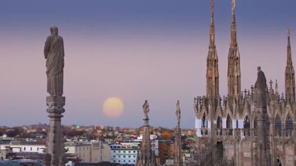 Milán Italia, vista de la ciudad desde la terraza del Duomo . — Vídeos de Stock