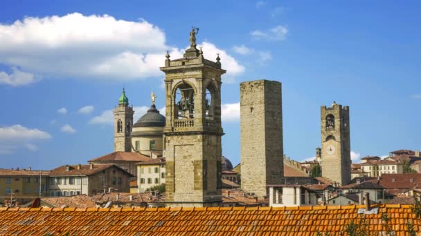 Vackra arkitekturen i den gamla staden Bergamo-Italien — Stockvideo