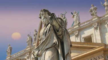 Saint Peter Vatikan muhteşem katedral süsleyen heykeller